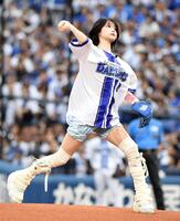 　華麗なフォームで投球するあのちゃん（撮影・佐藤厚）