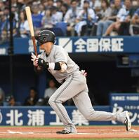 　１回、坂本は二塁ゴロで三走を生還させる（撮影・佐藤厚）