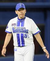 　８回、選手交代を告げた三浦監督