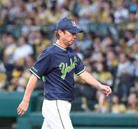 　４回途中、石川の交代を告げてベンチに戻る高津監督（撮影・北村雅宏）