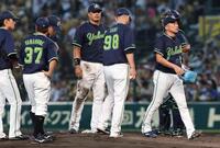 　４回途中、交代を告げられマウンドを後にする石川（右端）＝撮影・北村雅宏