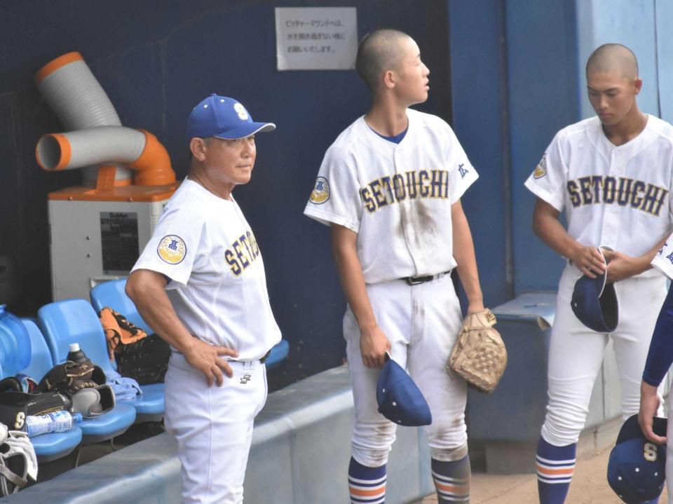 　イニング間の円陣で指示を出す瀬戸内・永田監督