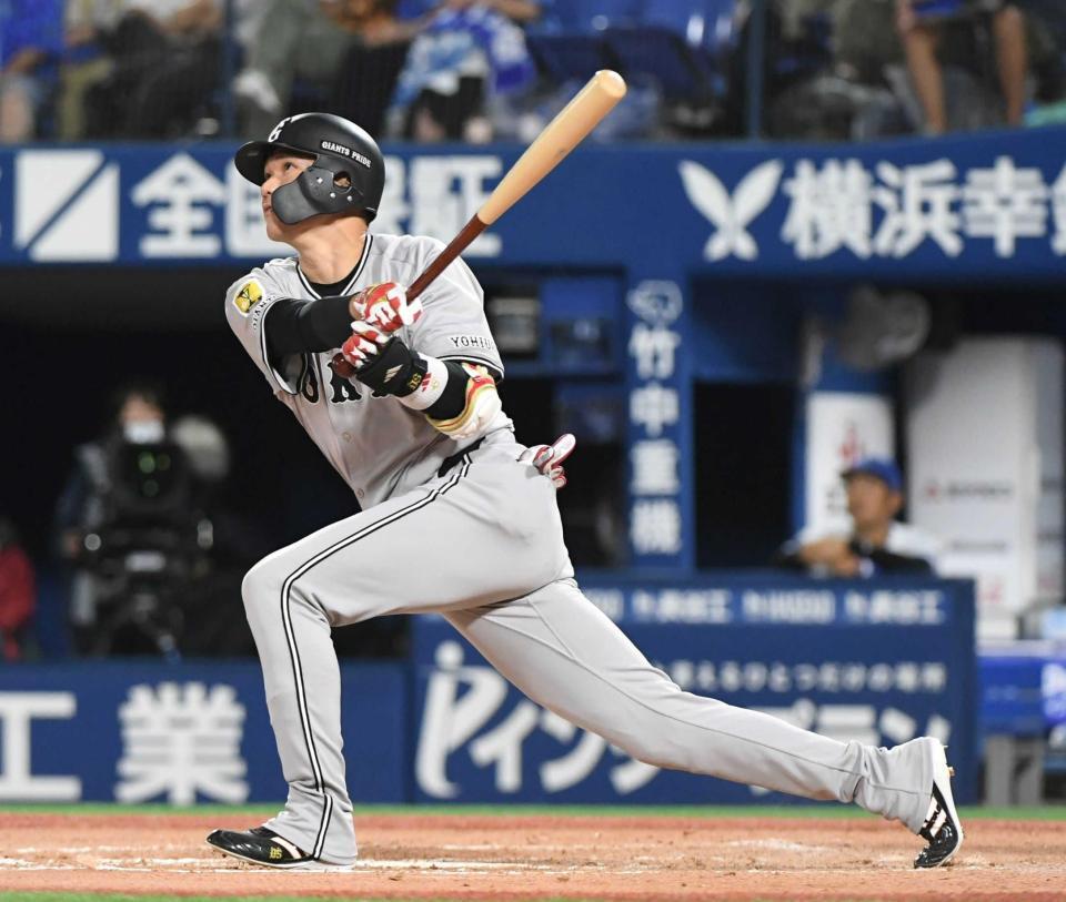 　１１回、勝ち越しソロを放つ坂本