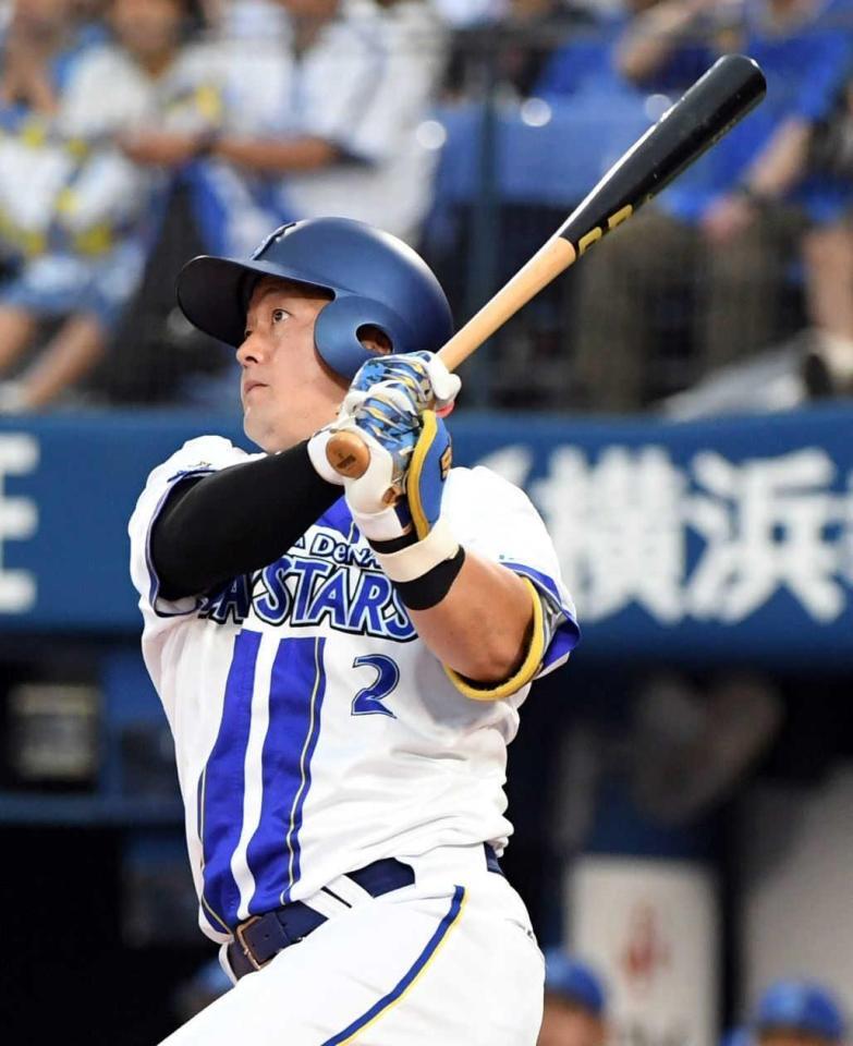 　２回、牧は左越えに１５号先制ソロを放つ