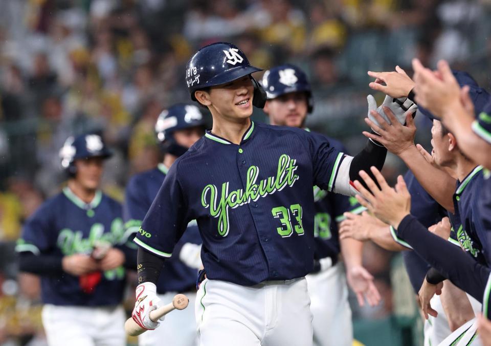 　２回、満塁本塁打を放ち、ナインとタッチを交わす内山壮真（中央）＝撮影・北村雅宏