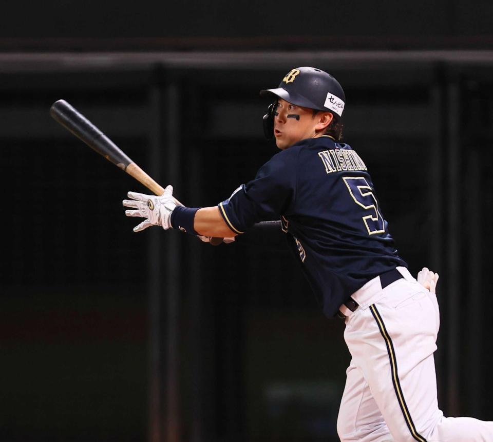 　５回、中前に適時打を放つ西野