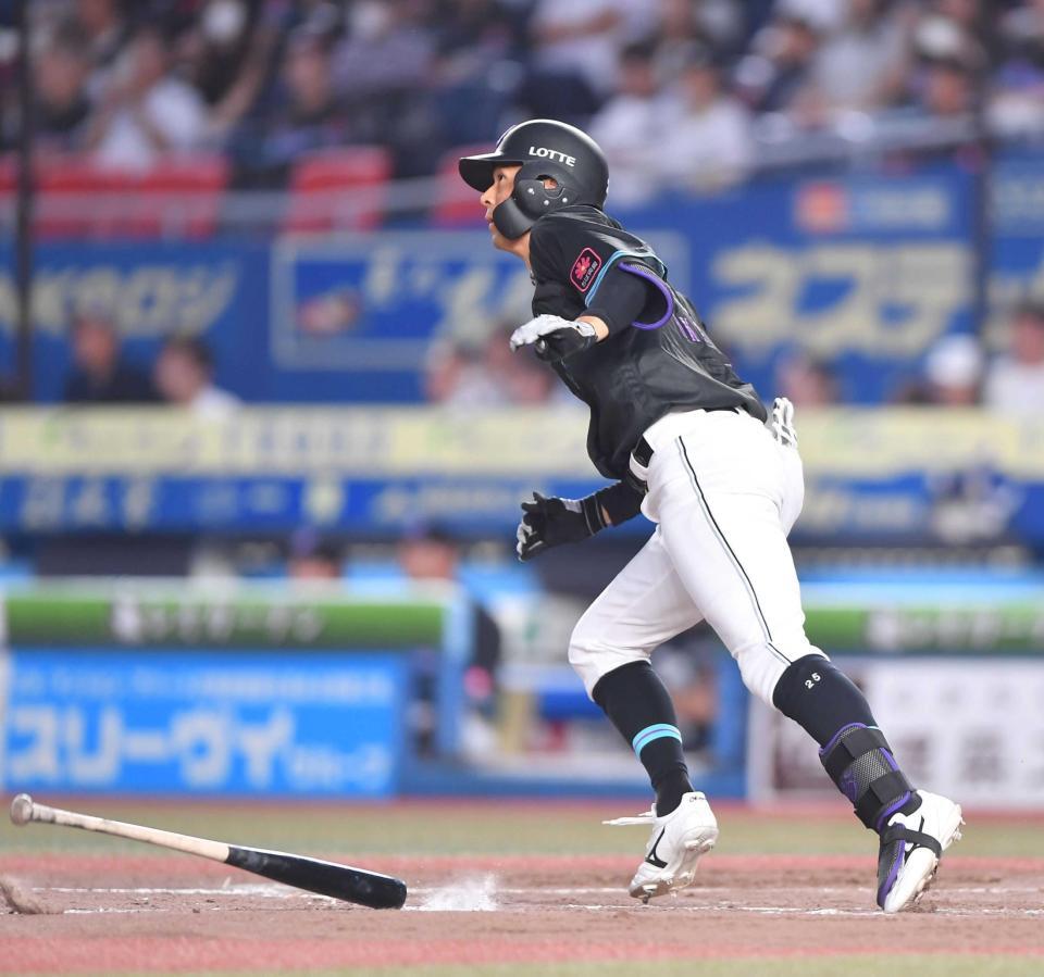 　３回、適時二塁打を放つ岡