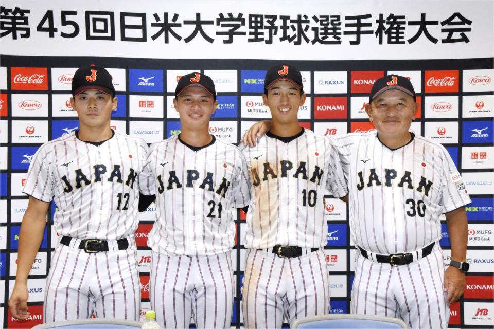 　３連覇を達成し、記念撮影に応じる（左から）佐藤、毛利、松下、堀井監督＝ハードオフ新潟