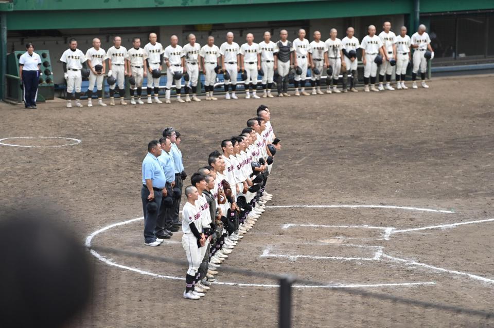 　初戦を突破し校歌を歌う佐倉ナイン（手前）。後方は敗れた千葉工ナイン（撮影・開出牧）