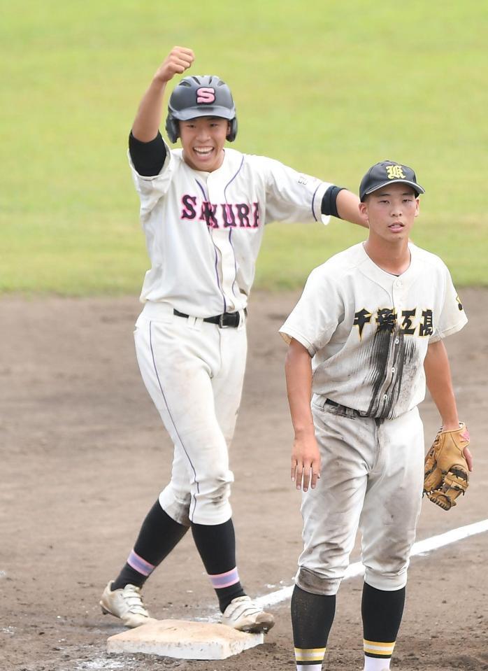 　８回、中越え２点適時三塁打を放ちガッツポーズを決める佐倉・斎藤慶明（撮影・開出牧）