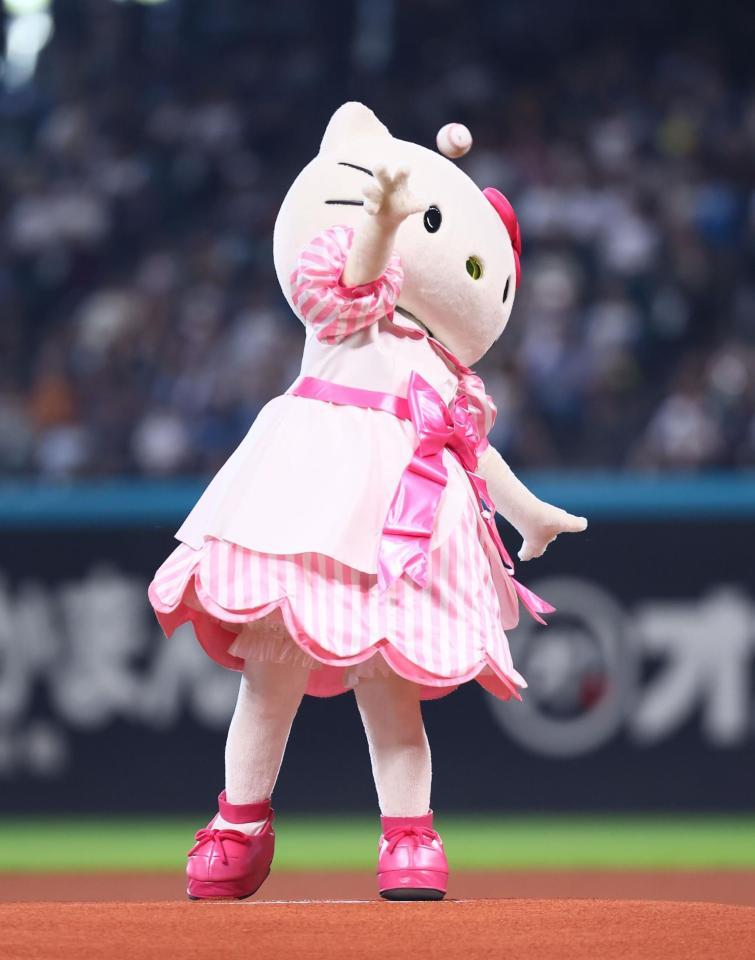 　ファーストピッチセレモニーで投球するキティちゃん（撮影・中島達哉）