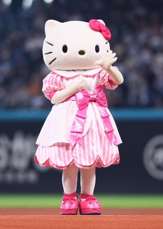 　ファーストピッチセレモニーに登場したキティちゃん（撮影・中島達哉）