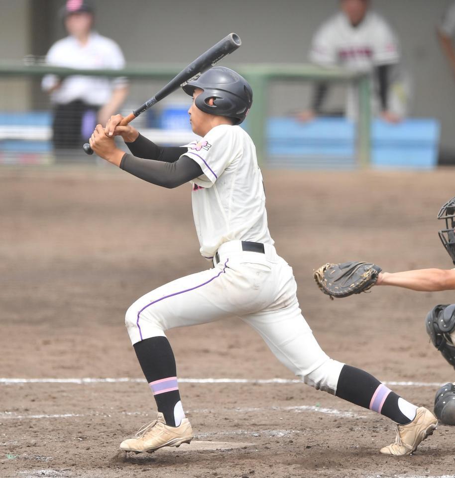 　５回、右越え適時二塁打を放つ佐倉・石井勇輝（撮影・開出牧）