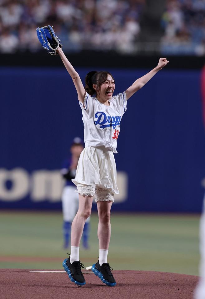 　始球式に登場した須田亜香里（撮影・市尻達拡）