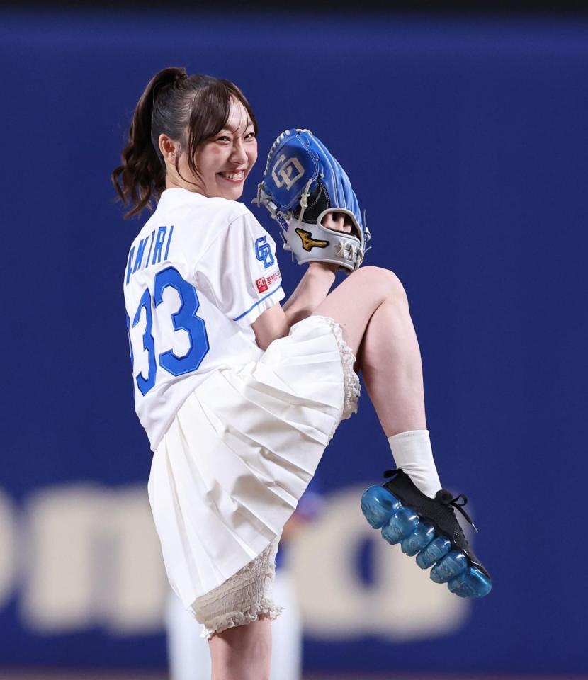 　始球式に登場した須田亜香里（撮影・市尻達拡）