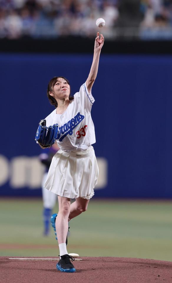 　始球式に登場した須田亜香里（撮影・市尻達拡）