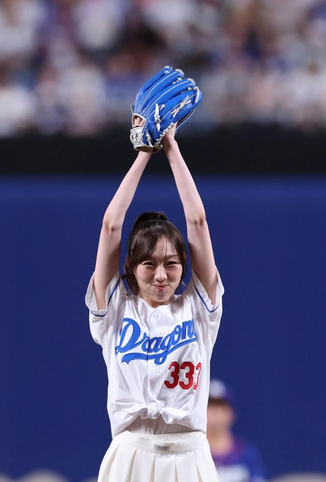 　始球式に登場した須田亜香里（撮影・市尻達拡）