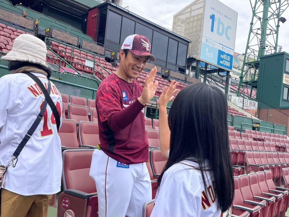 　招待した子どもたちと交流した則本（楽天野球団提供）