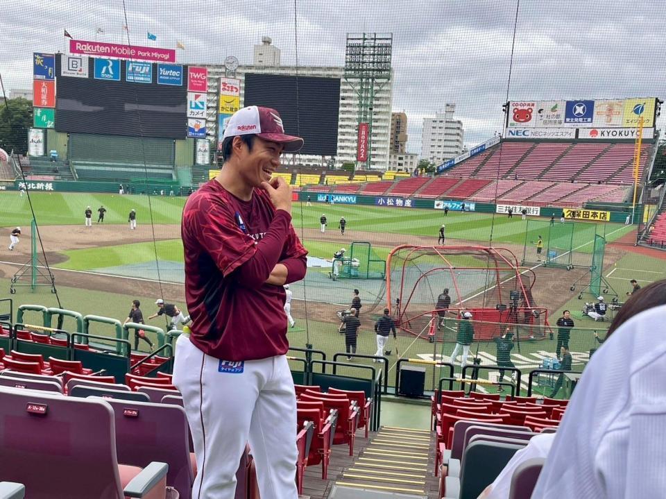 　招待した子どもたちと交流した則本（楽天野球団提供）