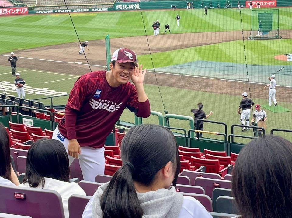 　招待した子どもたちと交流した則本（楽天野球団提供）