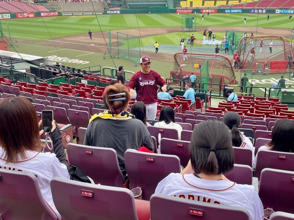 　招待した子どもたちと交流した則本（楽天野球団提供）