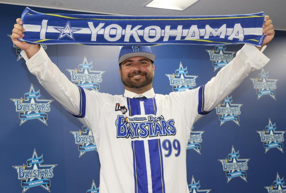 　ＤｅＮＡ入団が決まり、「Ｉ☆ＹＯＫＯＨＡＭＡ」のタオルを掲げ笑顔のフォード