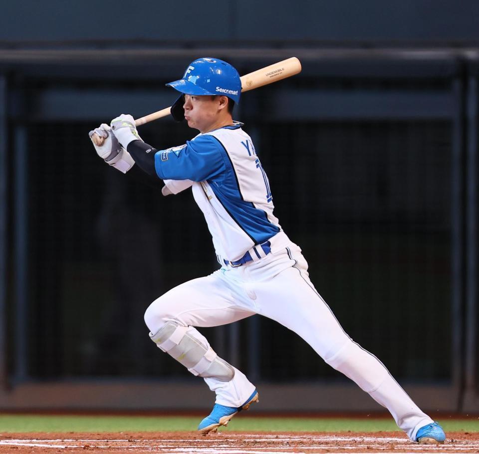 　１回、先制となる右前適時打を放つ矢沢（撮影・中島達哉）