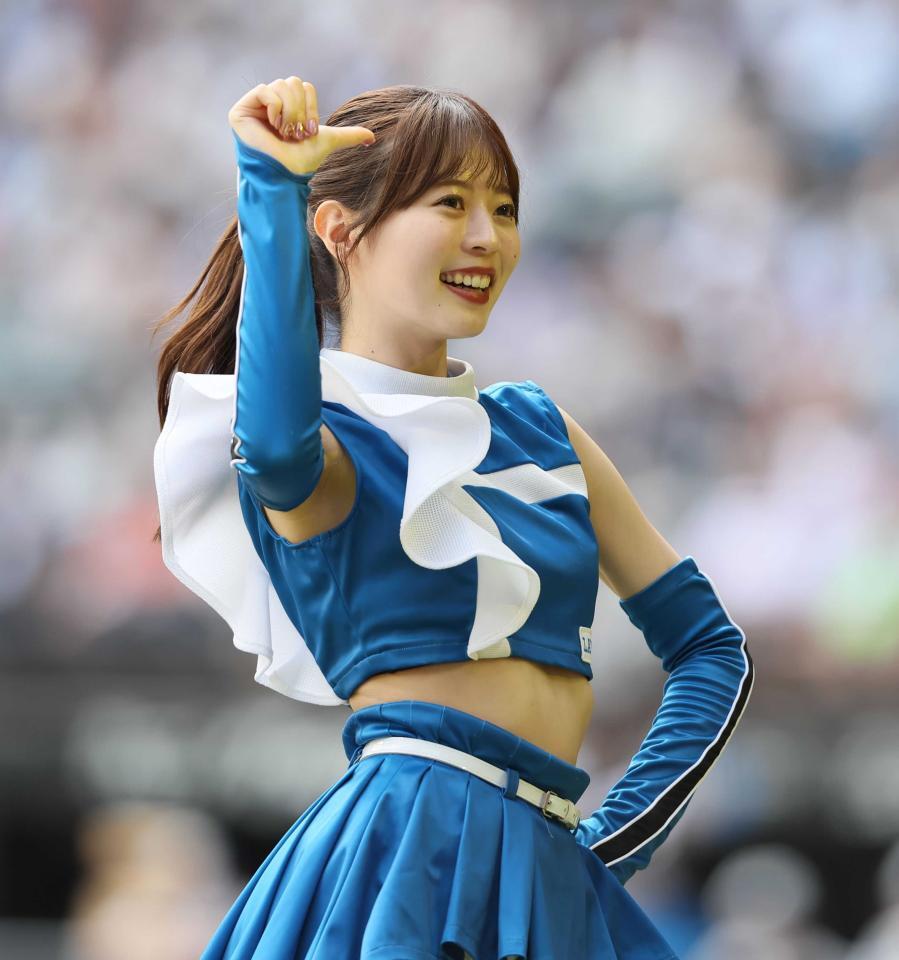 　わちゅごなダンスを踊るファイターズガールの塩澤美咲さん＝２０２４年７月