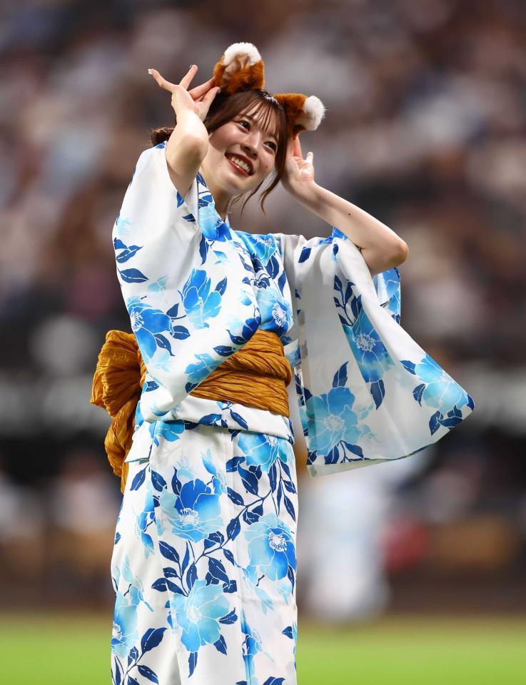 　浴衣姿できつねダンスを踊るファイターズガールの塩澤美咲さん＝２０２４年８月