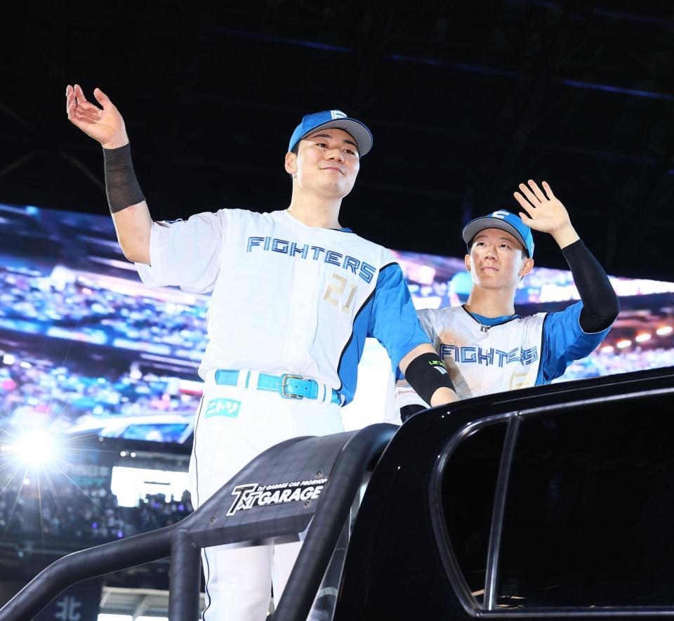 　スタンドのファンの歓声に応える清宮幸（左）と矢沢（撮影・中島達哉）