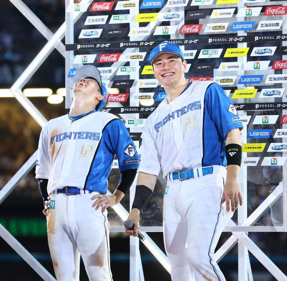 　お立ち台で笑顔を見せる矢沢（左）と清宮幸（撮影・中島達哉）