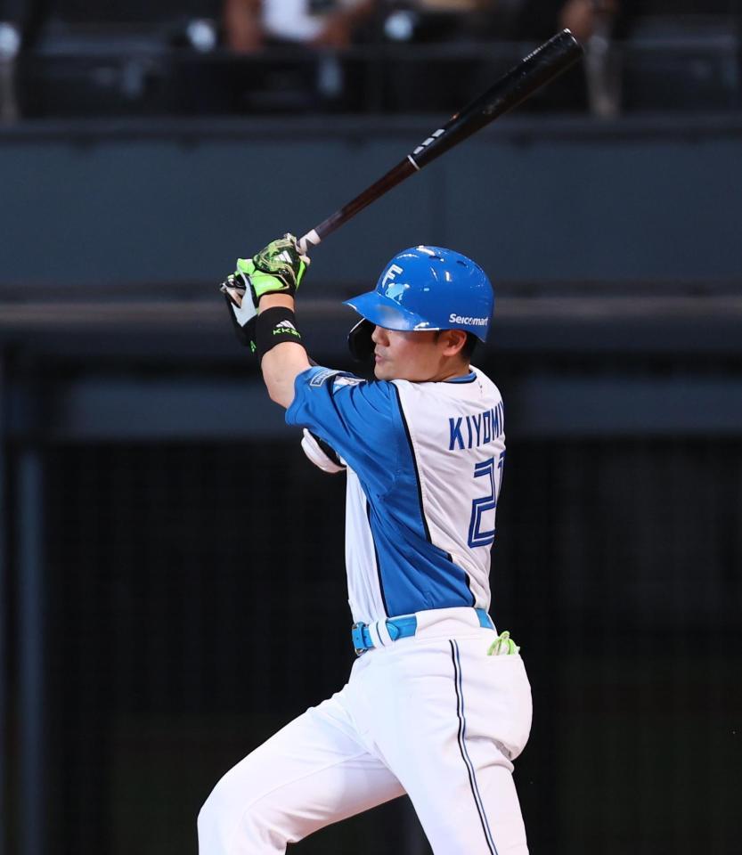 　２回、２点適時二塁打を放つ清宮幸（撮影・中島達哉）