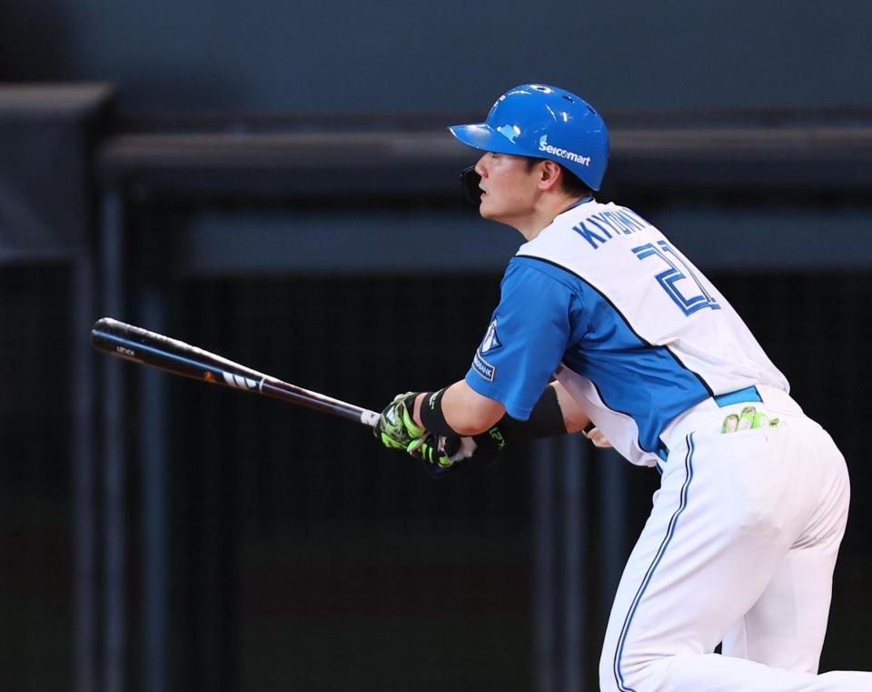 　２回、２点適時二塁打を放つ清宮幸（撮影・中島達哉）