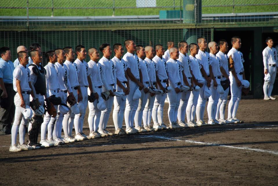 　校歌を歌う大冠ナイン