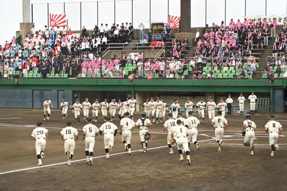 　試合前の整列に駆け出す佐倉ナイン（後方）。手前は千葉工ナイン（撮影・開出牧）