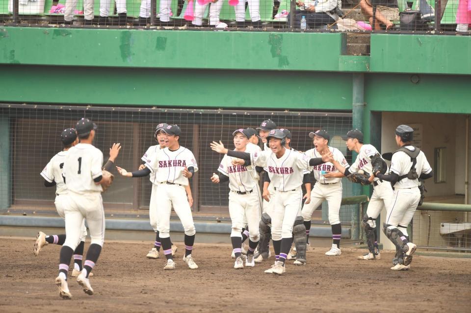 　１回、４番のクレメンテカールジャスティンを二ゴロに打ち取った先発・中薗柊之介（左手前）を大喜びで迎える佐倉ナイン（撮影・開出牧）