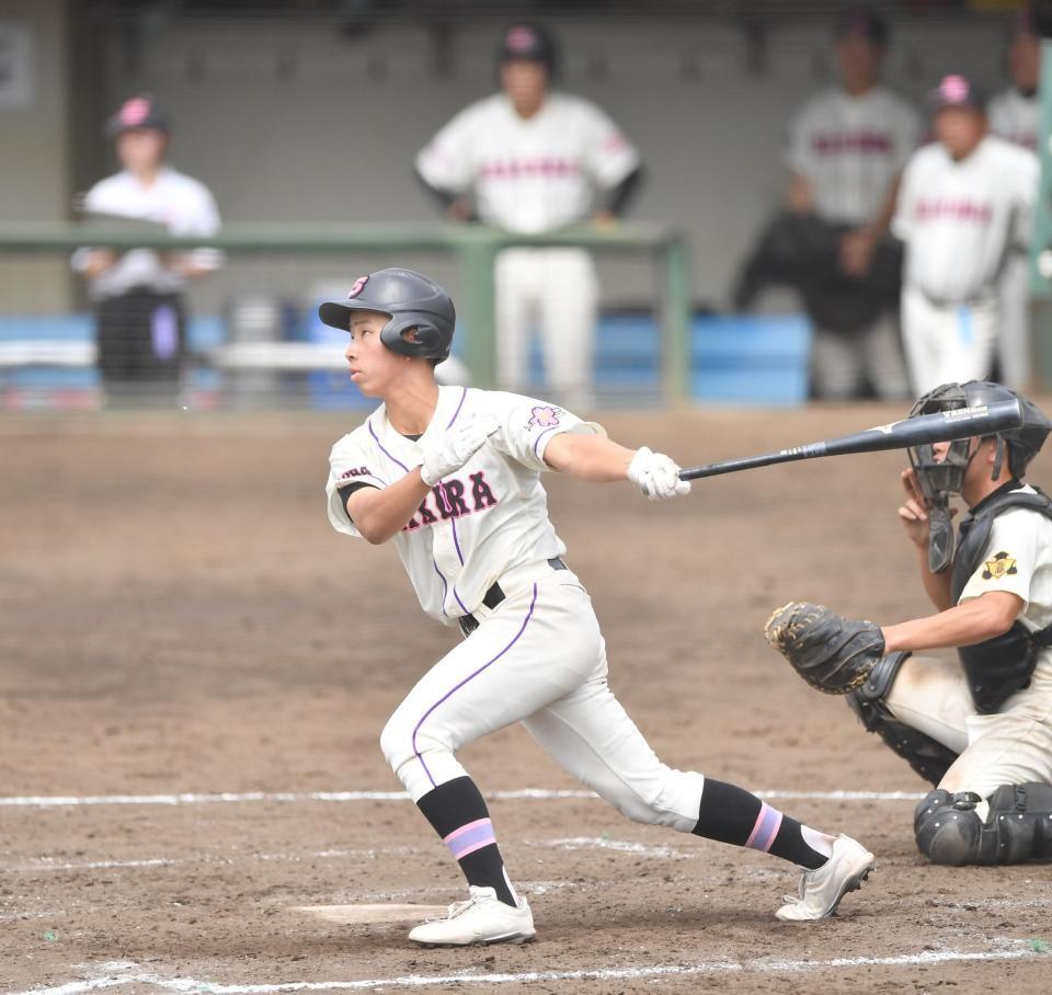 　５回、勝ち越しの中越え２点適時三塁打を放つ佐倉・喜地遥大（撮影・開出牧）