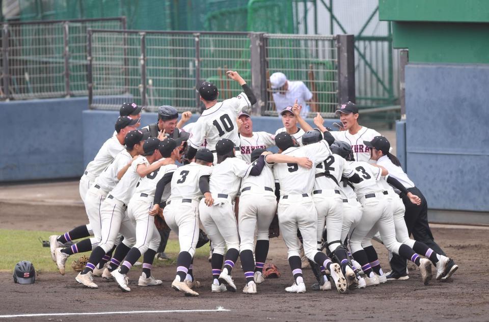 　試合前、円陣を組む佐倉ナイン（撮影・開出牧）