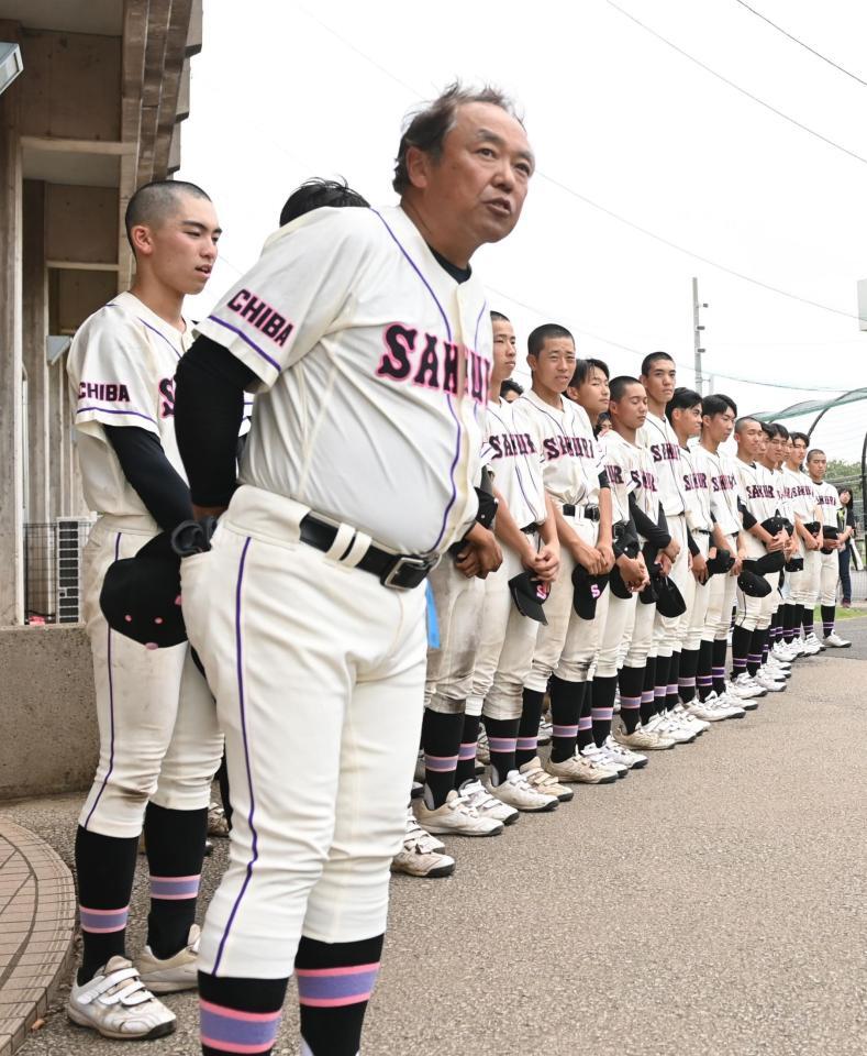 　初戦を突破し応援団や父兄にあいさつする佐倉・奥村武広監督（手前）＝撮影・開出牧