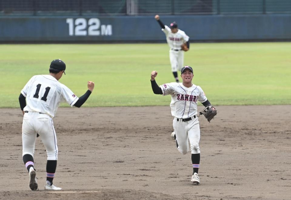 　初戦を突破しガッツポーズを決める佐倉ナイン（撮影・開出牧）