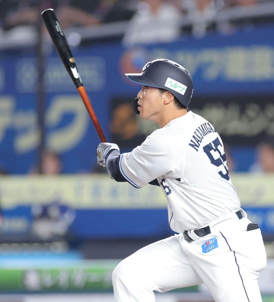 　８回、中越えに走者一掃の三塁打を放つ仲三河（撮影・西岡正）