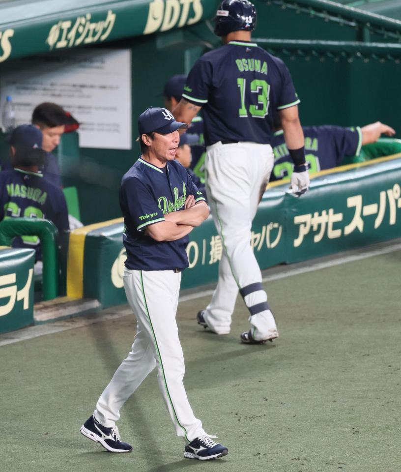 　５回表が終わり選手交代を告げる高津監督（撮影・立川洋一郎）