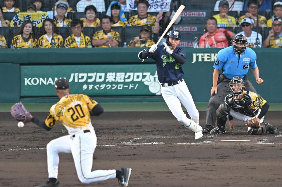 　４回、先制打を放つ太田（撮影・飯室逸平）