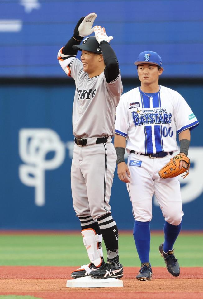 　１回、先制中越え二塁打を放ち笑顔を見せる佐々木。右は林