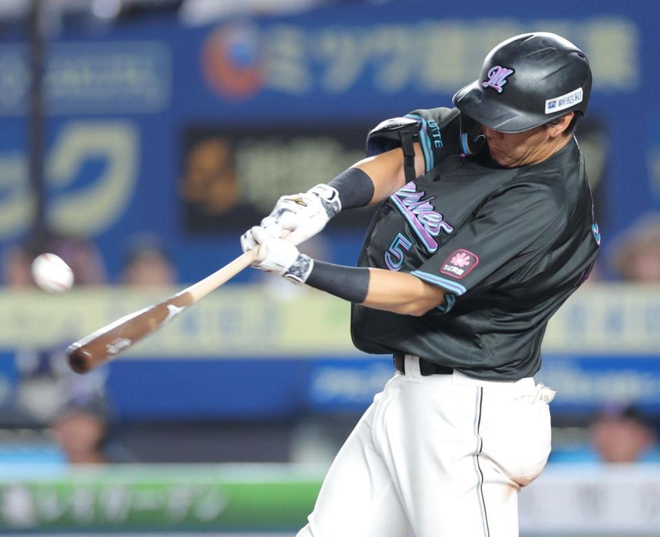 　８回、右犠飛を放つ安田（撮影・西岡正）