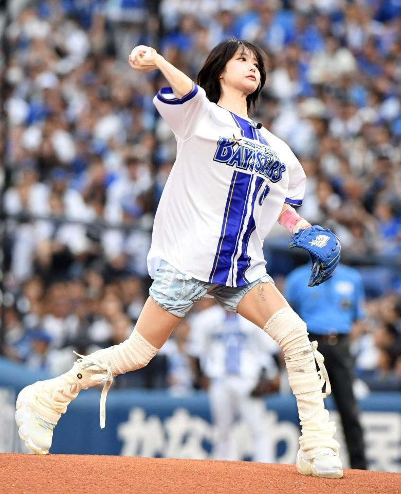 　華麗なフォームで投球するあのちゃん（撮影・佐藤厚）