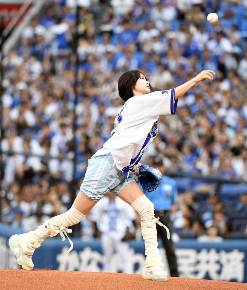  華麗なフォームで投球するあのちゃん（撮影・佐藤厚）