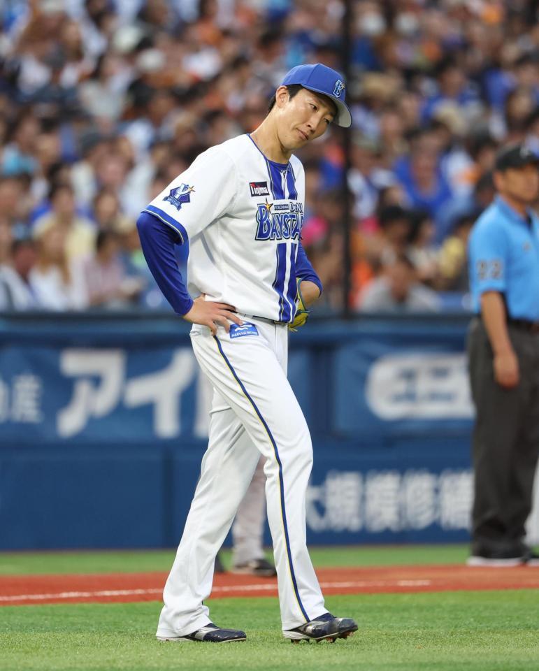 　１回、苦しい表情を見せる大貫