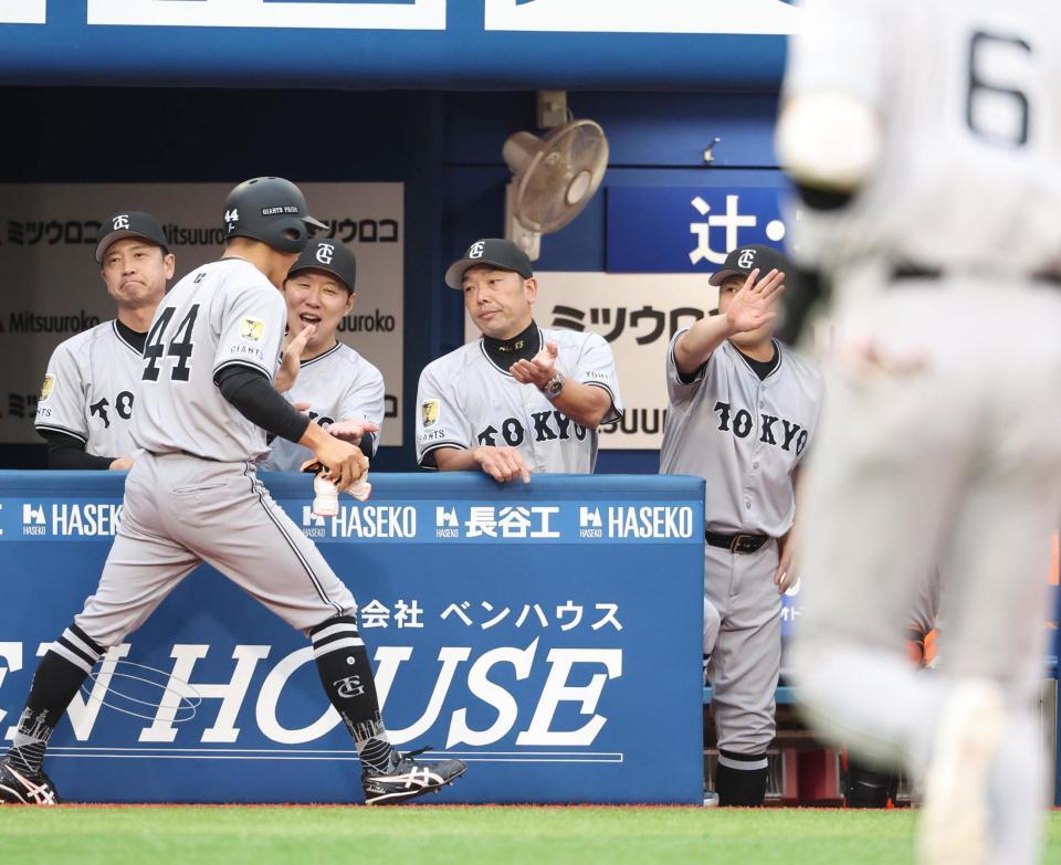 　１回、坂本（右手前）の二ゴロの間に生還した三走佐々木（４４）を迎える阿部監督