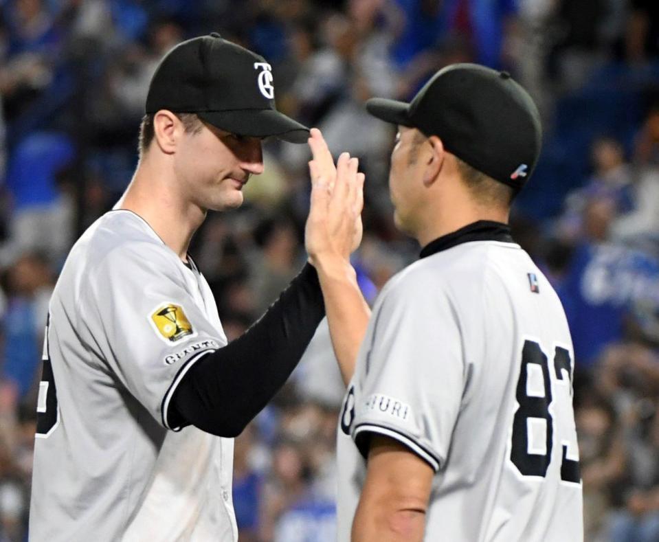 　６勝目を挙げ、阿部監督（右）とタッチを交わすグリフィン（撮影・佐藤厚）